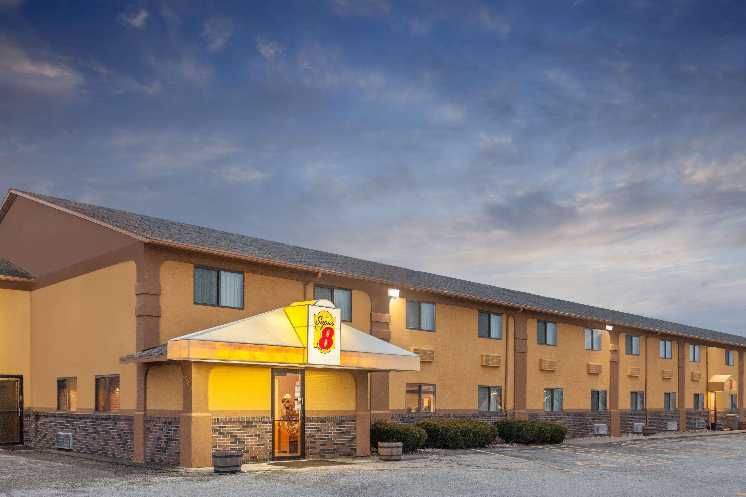 Super 8 By Wyndham Muscatine Hotel Exterior foto