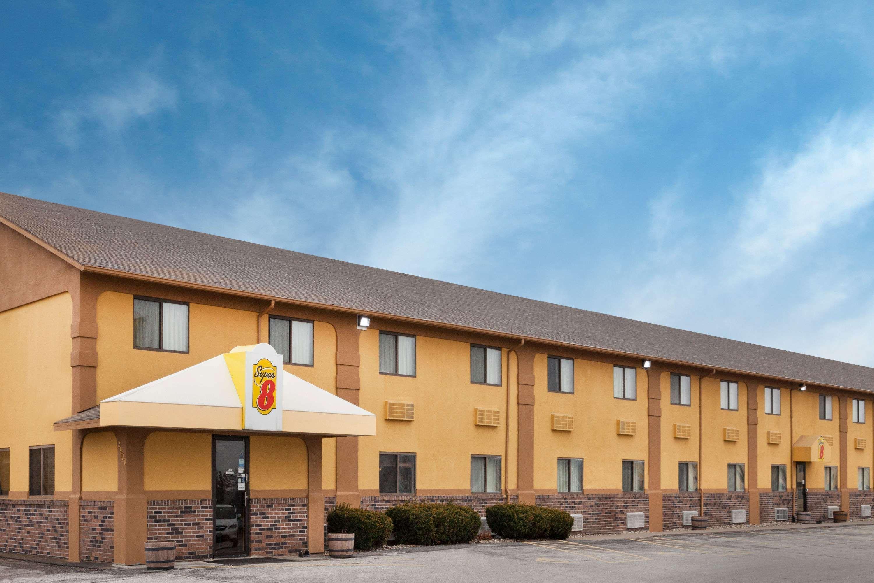 Super 8 By Wyndham Muscatine Hotel Exterior foto